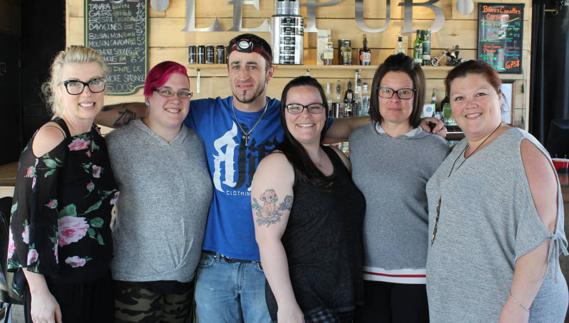 De gauche à droite: Kathleen Dumont, Cynthia Dionne et Pierre Nobert, Artisto-Tattoo Ink, Cheryl Dupuis, propriétaire de Sweetlegs, Valérie Toussain, gérante du Pub Hypertaverne, et Sandra Morin, organisatrice.