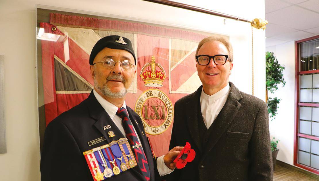 M. Desjardins remet le premier coquelicot de la Campagne à Marc Laurin, maire de Montmagny.