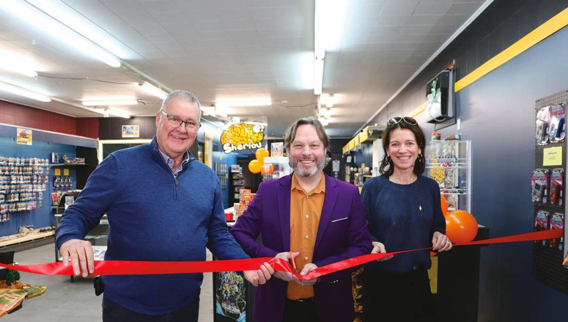 Richard Galibois, maire de Berthier-sur-Mer, Jean-François Tétrault, propriétaire, et Annie Fancoeur, directrice du bureau du député Bernard Généreux.