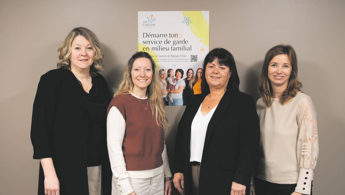 L’équipe du bureau coordonnateur du CPE Les Coquins : Nancy Lizotte, agente de soutien pédagogique et technique; Pascale Magny, agente de conformité; Manon Côté, directrice générale; Jessy Pelletier, secrétaire-comptable. Crédit photo : Daniel Thibault.