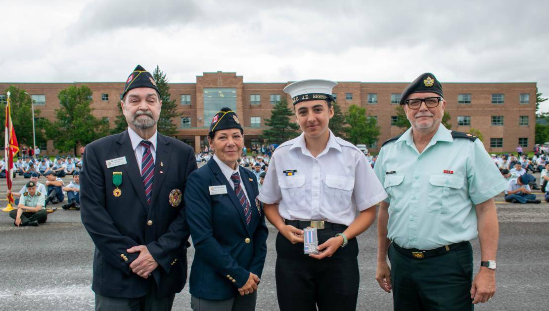 Les représentants des anciens combattants de l’armée, de la marine et de forces aériennes au Canada, ainsi que le major Patrice Daoust, remettent à la cadette Violaine Pellerin la Médaille de mérite ANAVETS lors de la parade finale du centre d’entrainement le 10 août 2024. (Crédit photo : Lieutenante Ève-Marie Roy, représentante des affaires publiques de l’unité adjointe Centre d’entrainement des cadets de Valcartier)