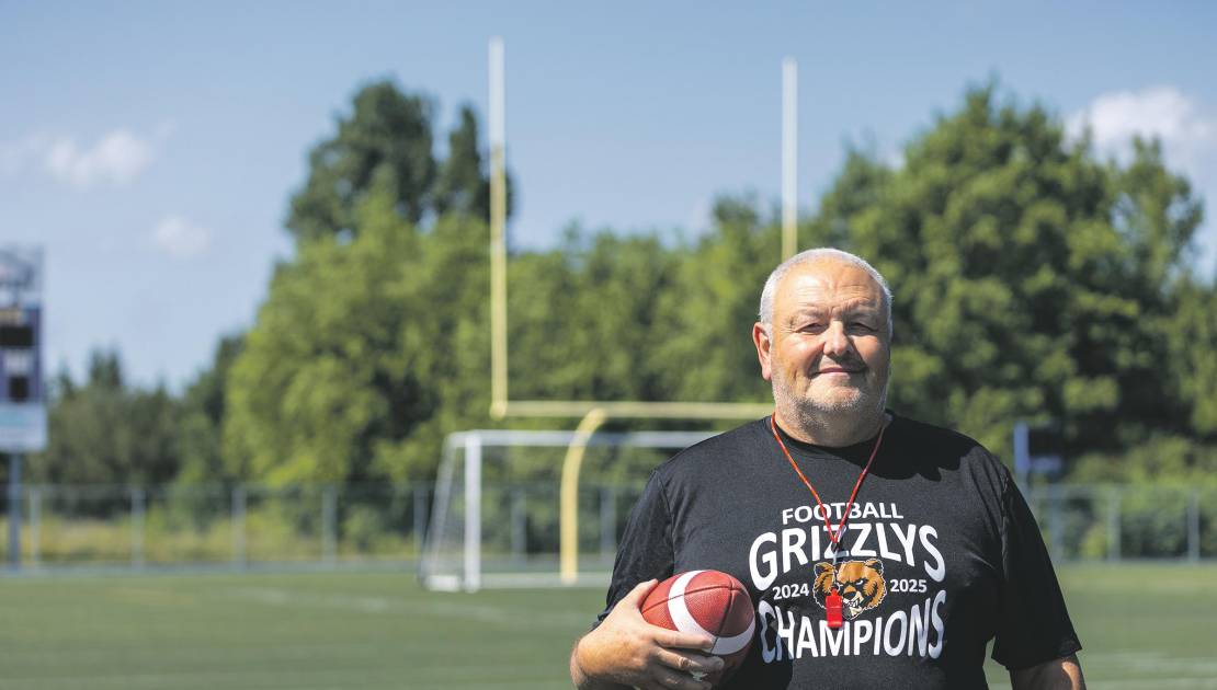 L’entraîneur Jean Scherrer sur le terrain multisports Laprise. (Photo: Jean-Fernadnd Miville-Bourgault)