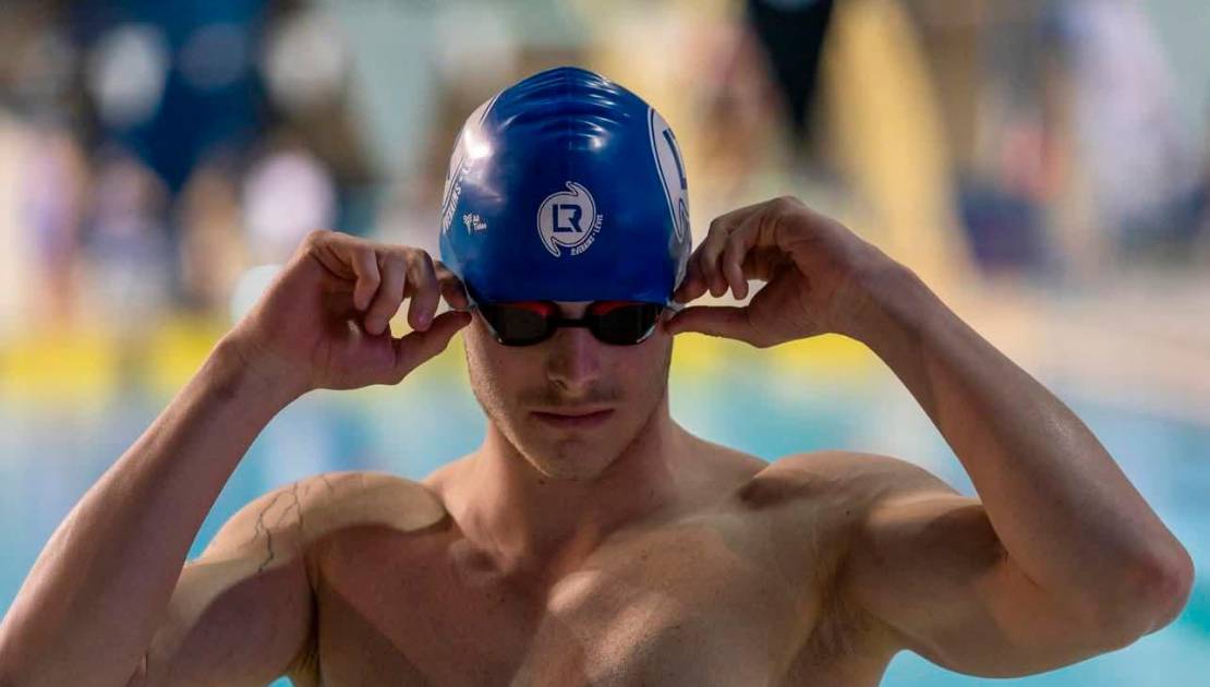 Sébastien Carrier avec son casque de bain des Riverains de Lévis. Photo de courtoisie.