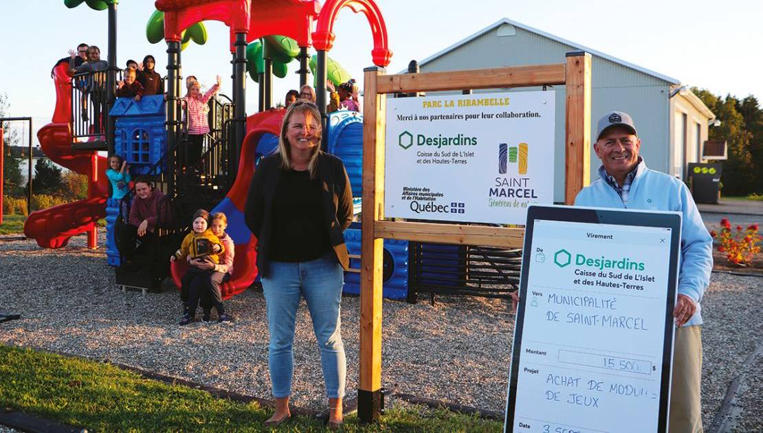 La mairesse, Mélanie Bourgault et le président de la Caisse Desjardins du Sud de L’Islet et des Hautes-Terres, Normand Caron, devant le nouveau module au parc la Ribambelle.