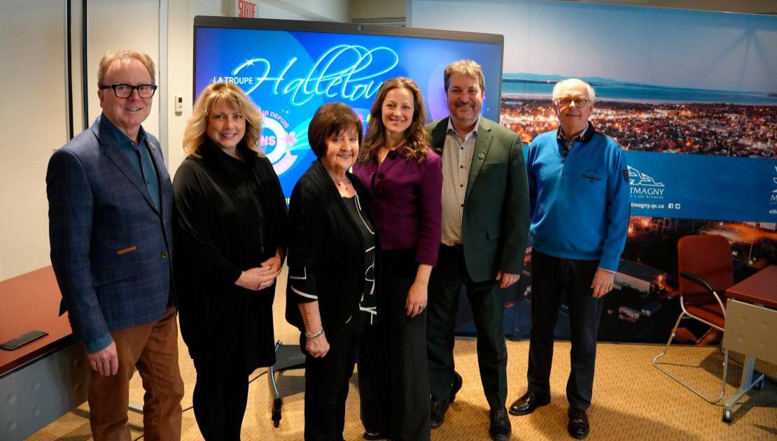 Marc Laurin, maire de Montmagny, Pascale Paradis, Caisse Desjardins MRC de Montmagny, Lily Dubé, choriste, Peggy Bélanger, directrice artistique, Mathieu Rivest, député, et Michel Clavet, président Hallélou.