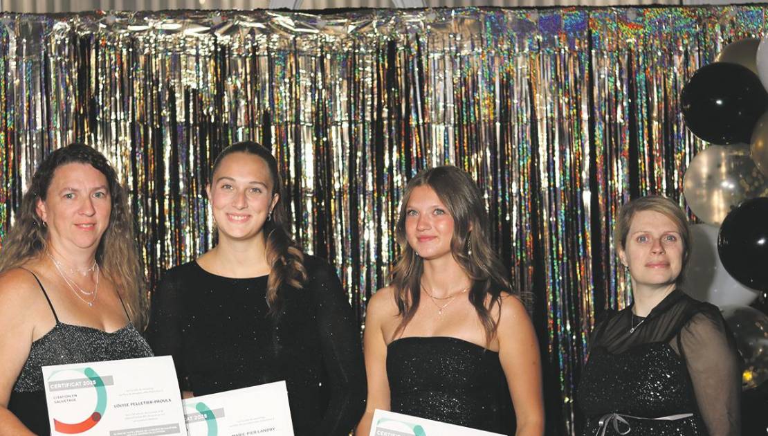 Louise Pelletier-Proulx, Marie-Pier Landry et Victoria Deschênes en compagnie de Mylène Vaid, présidente du conseil d’administration de la SSQ. Photo de courtoisie.