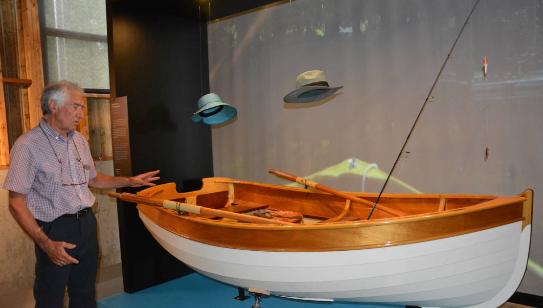 Le conservateur du musée, Alain Franck, devant l'une des 23 chaloupes mises en valeur dans la nouvelle exposition permanente du Musée maritime du Québec à L'Islet.