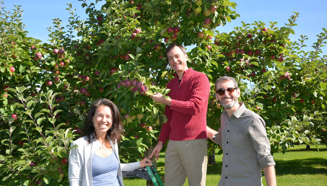 De gauche à droite sur la photo: Geneviève Potvin, agente de maillage pour L’Arterre, et les nouveaux propriétaires des Vergers du Cap, Pascal Lessard et Alain Jetté.