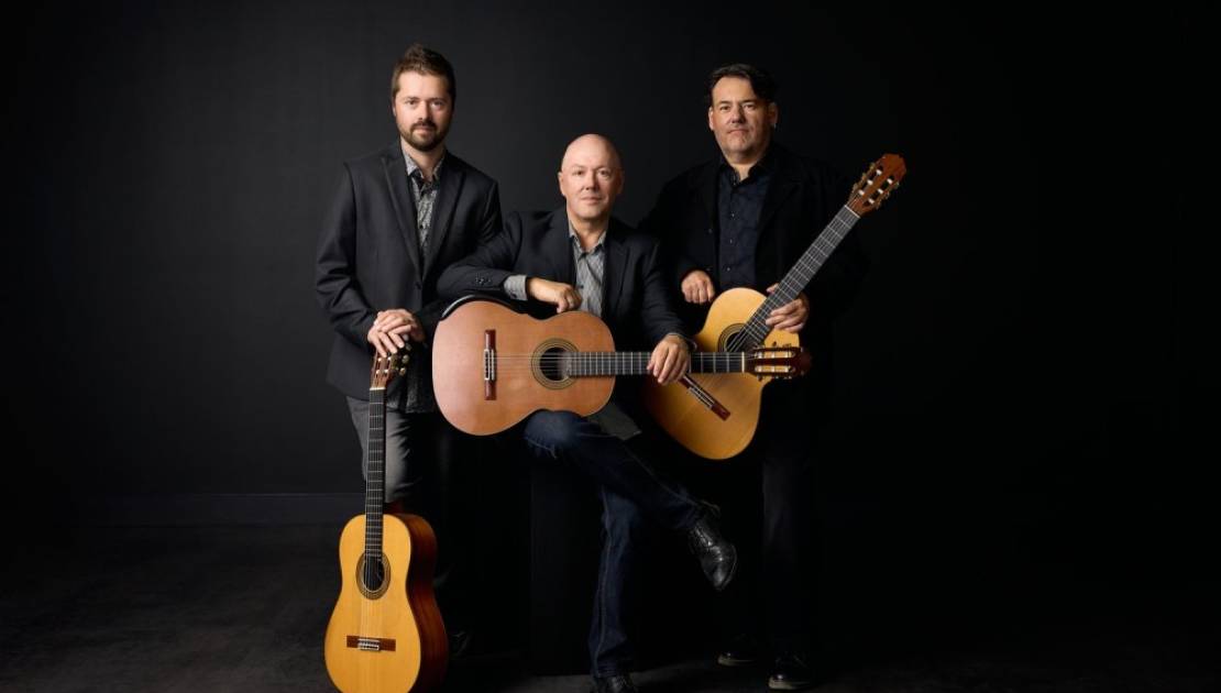 Les trois guitaristes. (Photo Vitor Munhoz)