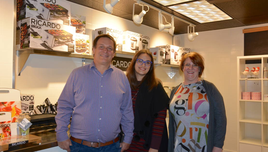 De gauche à droite, les propriétaires de la boutique Cuisinerie &amp; Cie, Pascal et Valérie Lebel ainsi que Nancy Lemieux, gérante du commerce.