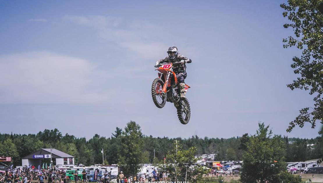 Zakary Corriveau qui effectue un saut en motocross. Photo de courtoisie.