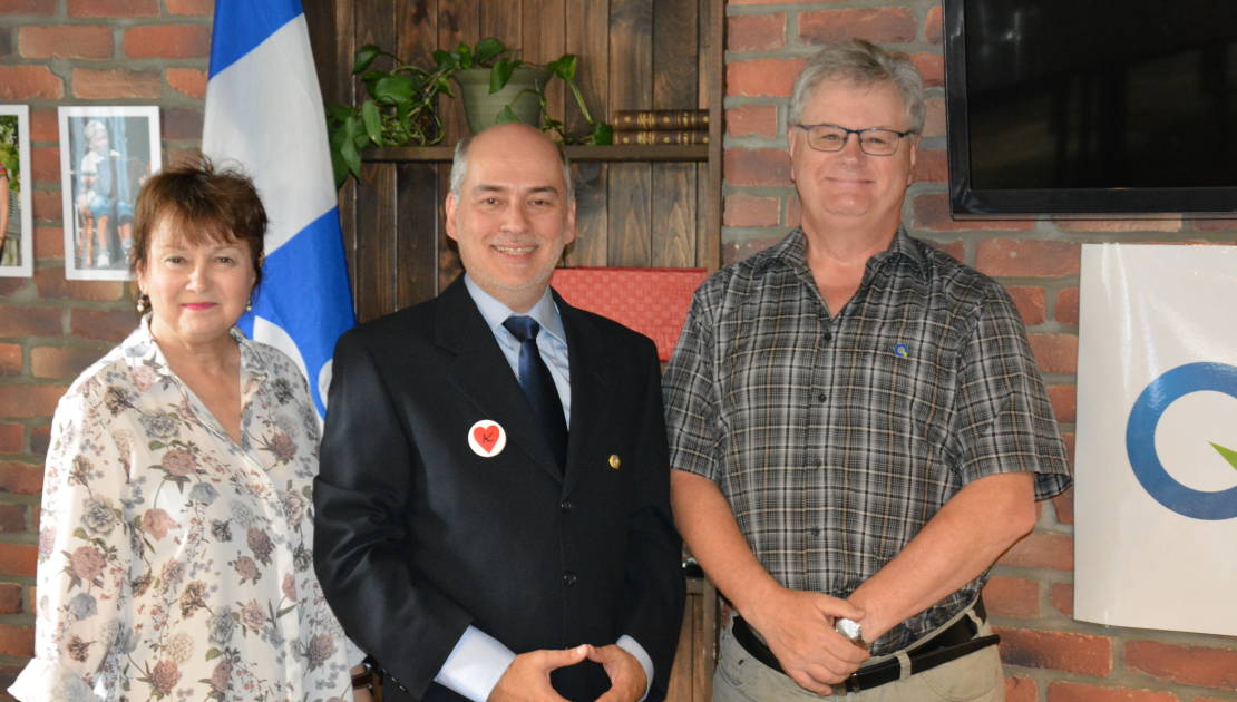 Frances Bordeleau, agente de communication, Michel Forget, candidat du Parti québécois, et Daniel Barbeau, directeur adjoint de l’organisation de campagne.