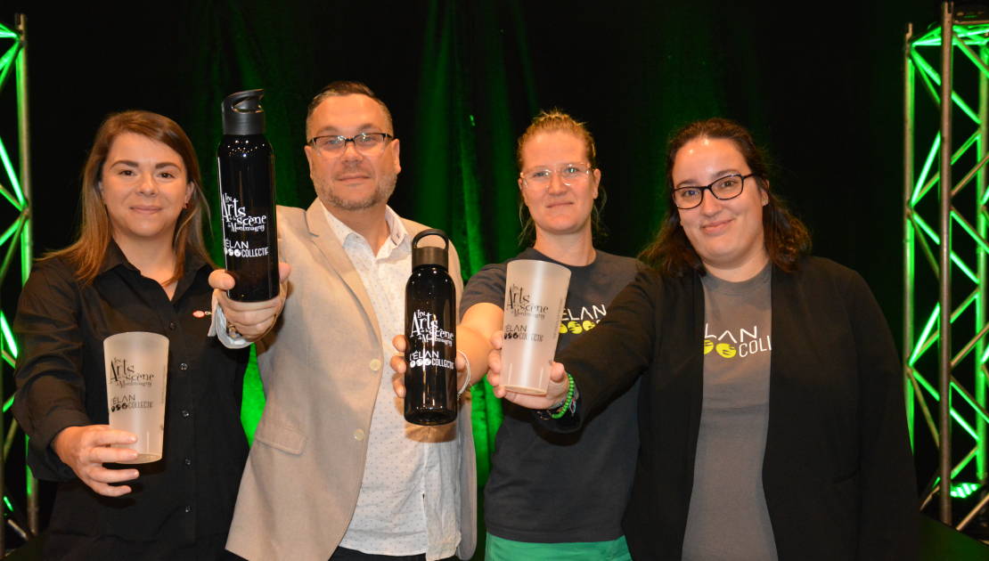 Les gourdes et verres réutilisables remplaceront les contenants à usage unique. De gauche à droite sur la photo: Isabel Cloutier de Ouellet Canada, Christian Noël des Arts de la scène, Élise Guimont et Mélissa Boilard de L’Élan collectif.