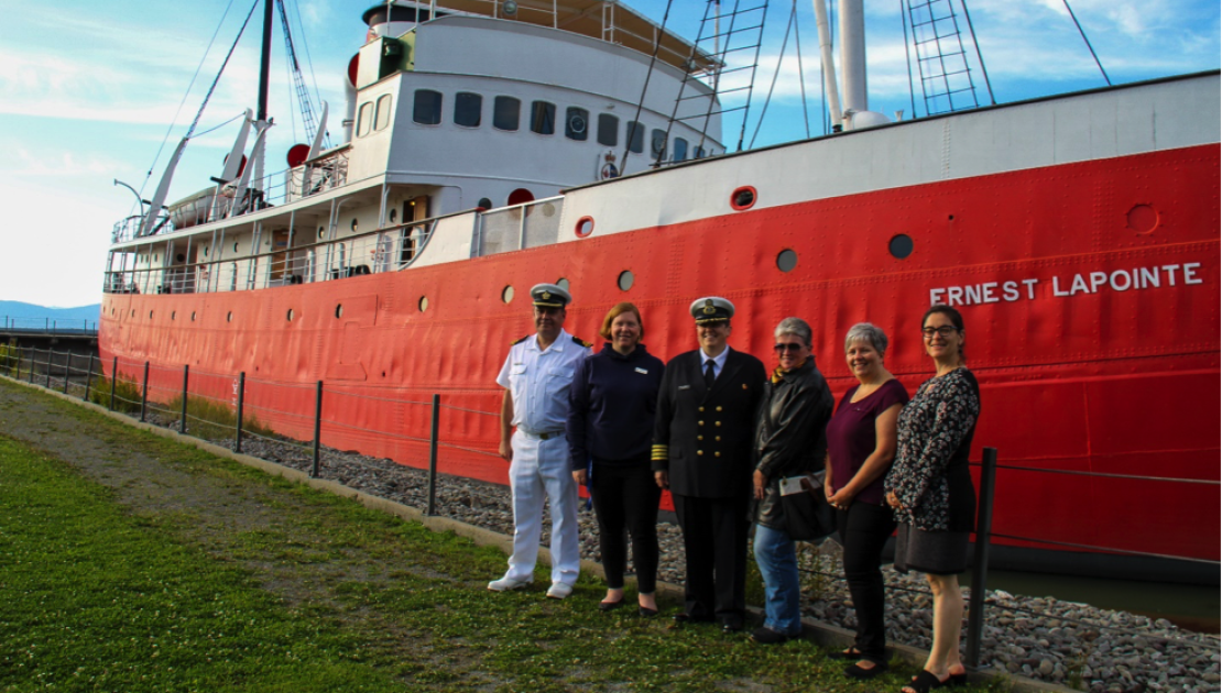 De gauche à droite, le Ltv Dany Garant, commandant du CCMRC 260 J.E. Bernier, Mme Sophie Royer, du Musée maritime du Québec, la capitaine Catherine Lacombe, Mme Connie MacLean, Mme Sylvie Cloutier, présidente de la Ligue navale du Canada, succursale L’Islet-sur-Mer, et Mme Marie-Claude Gamache, directrice générale du Musée maritime du Québec.