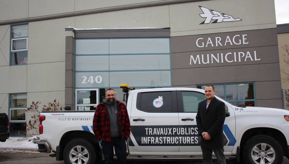 Louis Létourneau, directeur du Service des travaux publics et infrastructures de la Ville de Montmagny, et Gino Dufour, responsable des travaux horticoles (crédit : Ville de Montmagny.)
