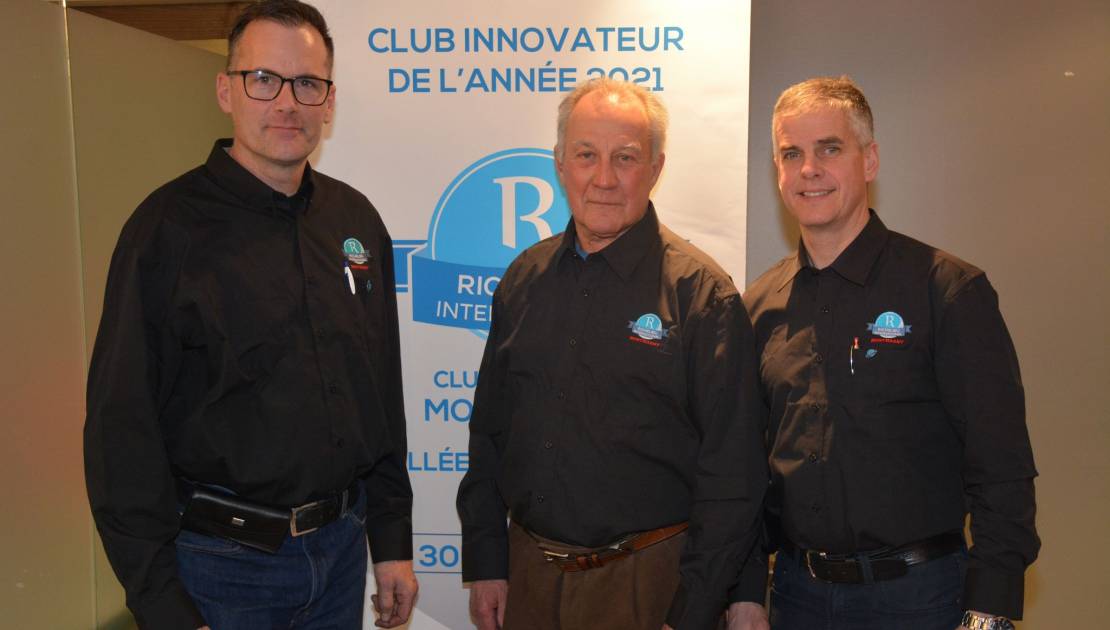 André Chamberland en compagnie des deux nouveaux membres. (Photo de courtoisie)