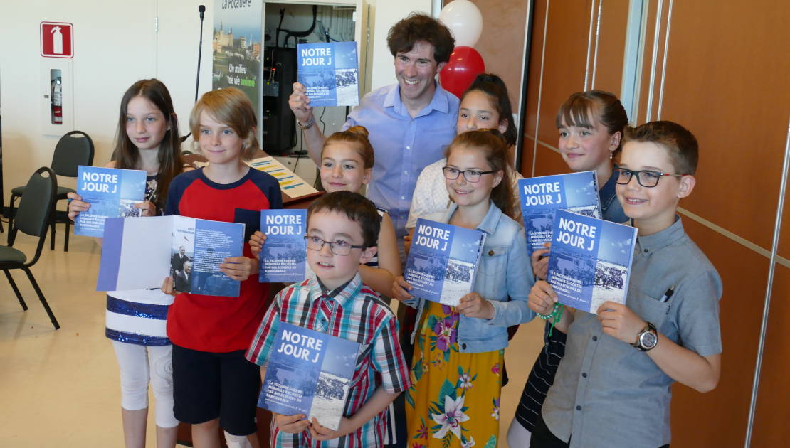 L’auteur Nicolas Paquin en compagnie de quelques enfants qui ont participé au projet «Notre Jour J».
