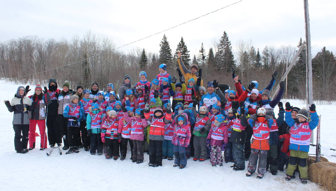 Les participants de la fête du ski avec les membres de l’organisation.