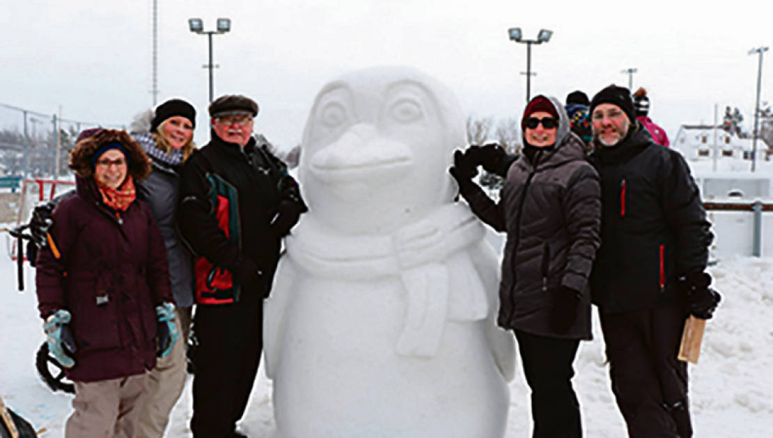 Sarah-Jane Rossignol-Heppell, Karlyn Heppel, Denys Heppell, Esther Lacombe et Daniel Lacombe avec leur sculpture de neige.