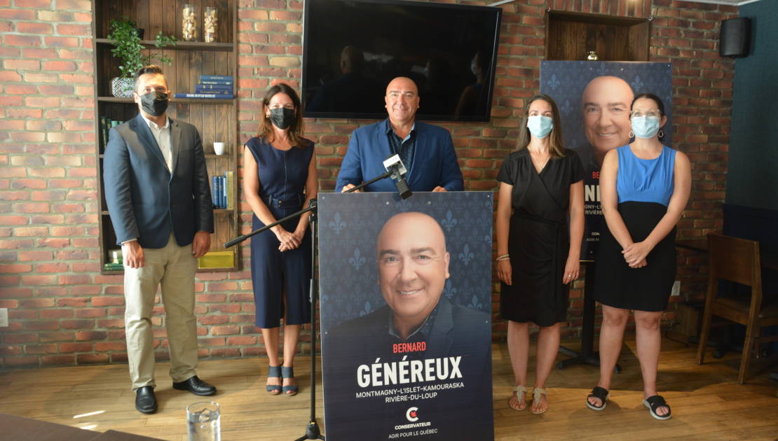 Le député sortant, Bernard Généreux, en compagnie de son équipe électorale.