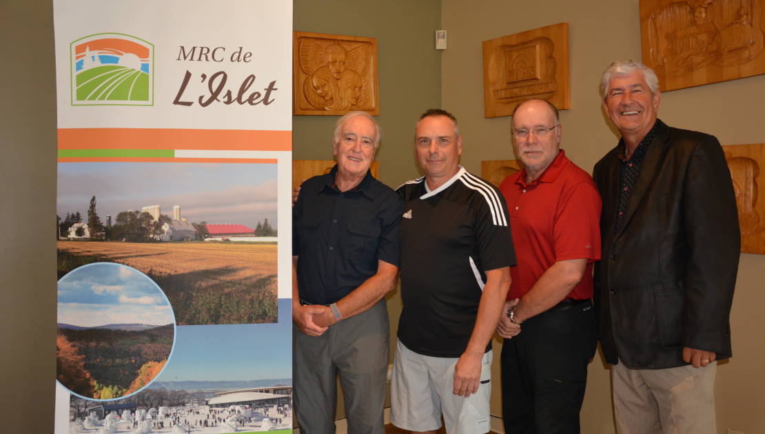 De gauche à droite, on aperçoit: Alain Bélanger, Gaétan Dubé, président du Club de Golf Trois-Saumons, Normand Caron, maire de Saint-Jean-Port-Joli et René Laverdière, préfet de la MRC de L’Islet.