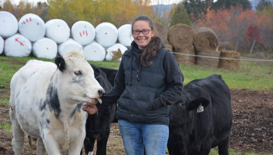 Andréanne Thibault s'occupe de plusieurs bêtes de toute sorte à la ferme familiale située à Saint-Eugène.