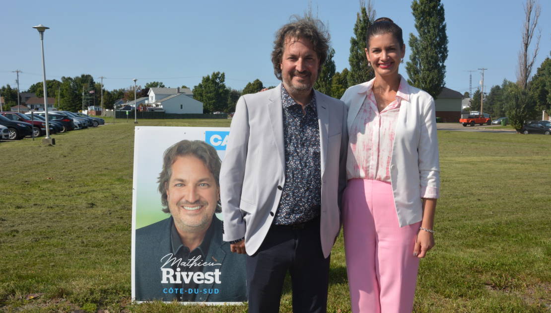 Le candidat, Mathieu Rivest, en compagnie de la vice-première ministre, Geneviève Guilbault.