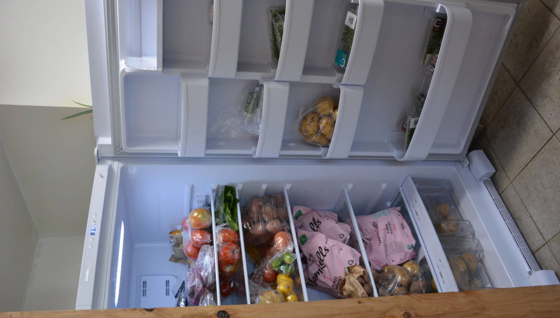 Le communo-frigo accessible à Saint-Jean-Port-Joli. En tout temps, les citoyens peuvent se procurer de la nourriture selon leurs besoins. Celui-ci est rempli quotidiennement.