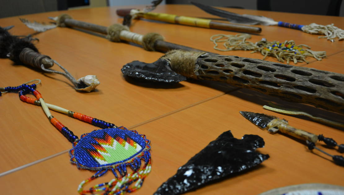 Serge Belley détient une collection d'objets autochtones récoltés depuis plusieurs années.