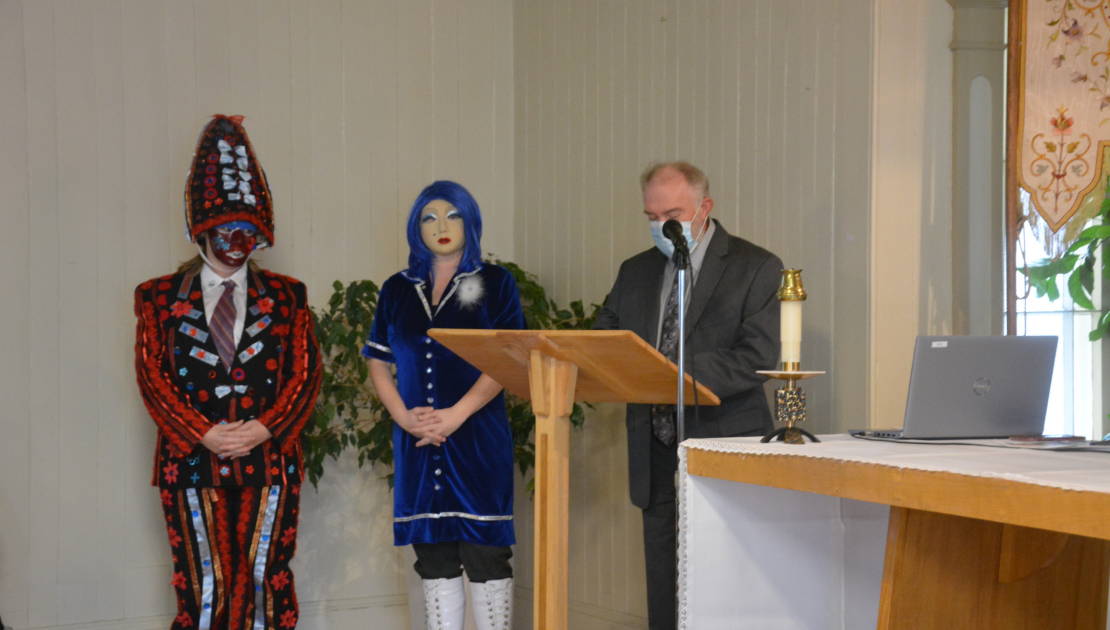 Le maire de LIsle-aux-Grues était en présence de deux citoyennes de la région vêtue avec des vêtements de la Mi-Carême.
