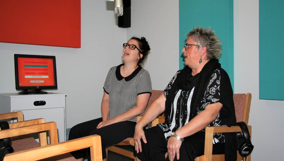 Marie-Pier Fournier et Nadyne Bédard enregistrant une chanson dans la salle insonorisée située dans l’exposition.