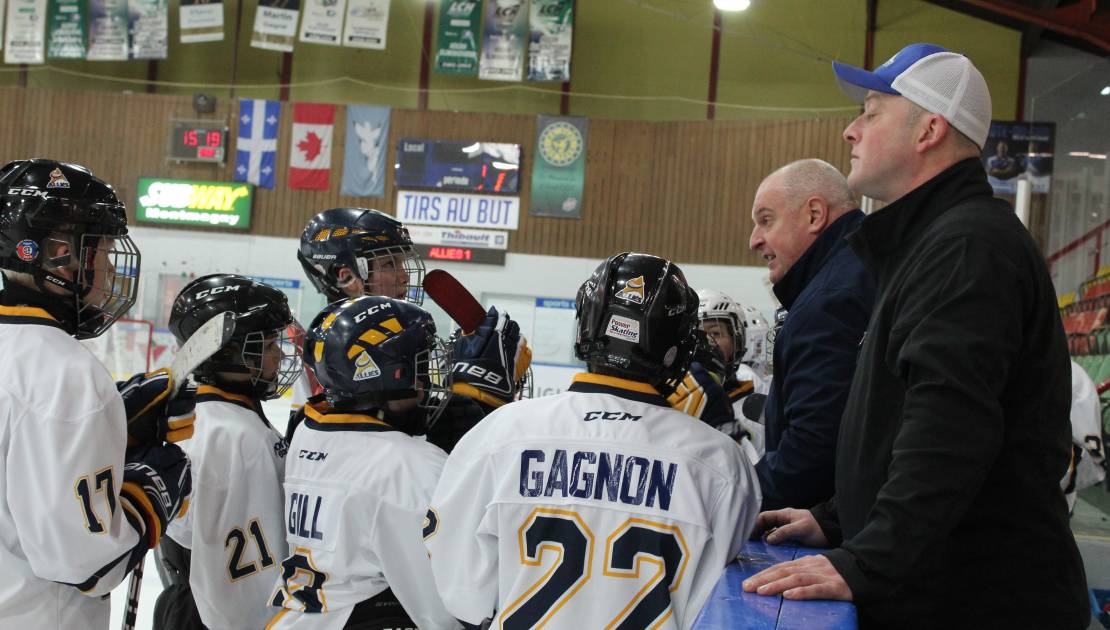Jessy Croteau, entraineur-chef, encourage ses joueurs des Alliés classe B.