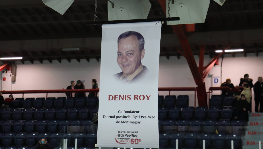 La bannière en hommage à Denis Roy.