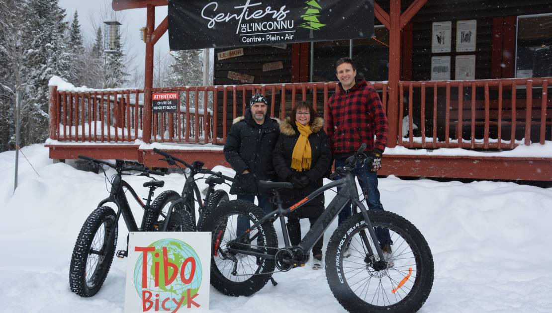 Jacques Cloutier, propriétaire et responsable de l'entretien des sentiers, Danye Anctil, mairesse, ainsi que Gilbert Thibault, propriétaire de Tibo Bicyk.