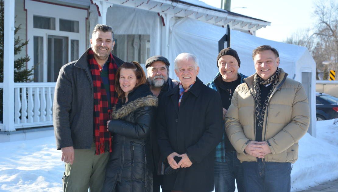 Les propriétaires du bistro en compagnie des différents partenaires du projet, dont le maire, M. André Simard.