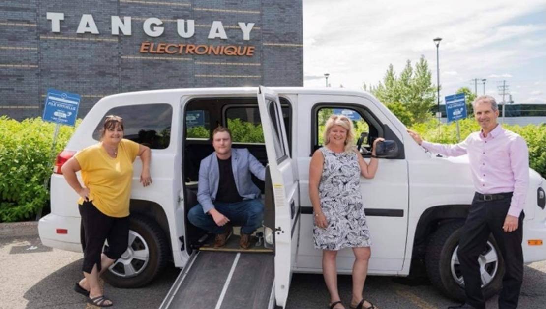 Dominique Dumas, présidente de l'ALPHIS, Olivier Tanguay, directeur de la fondation Tanguay, Marie-Josée Bélanger, directrice de L'ALPHIS, Luc Babin, directeur des Ameublements Tanguay. (Photo de courtoisie)