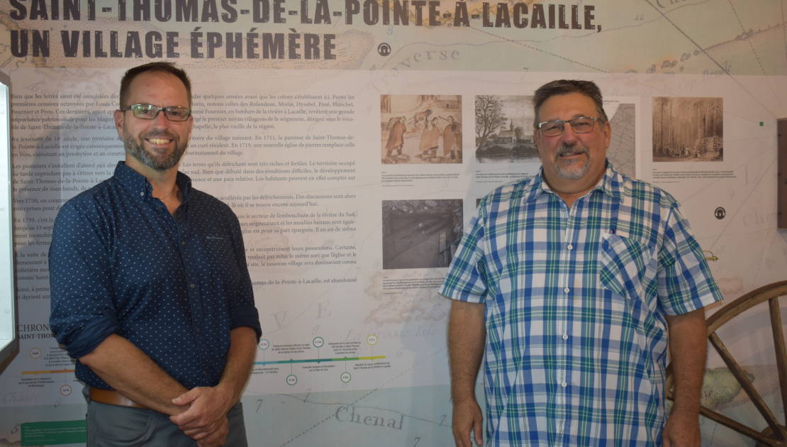 Patrick Morency, coordonnateur des activités culturelles et patrimoniales à la Ville de Montmagny, et Richard Lavoie, ethnoarchéologue et expert scientifique de l'exposition.