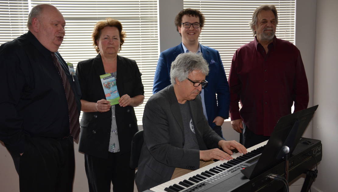 Les organisateurs de l’événement, de gauche à droite : Raynald Ouellet du Carrefour mondial de l’accordéon, Chantal Castonguay de la Corporation des arts et de la culture de L’Islet (CACLI), Kim Gingras, coordonnateur, et Jocelyn Ouellet de la CACLI, entourent le pianiste Denis Boulanger.