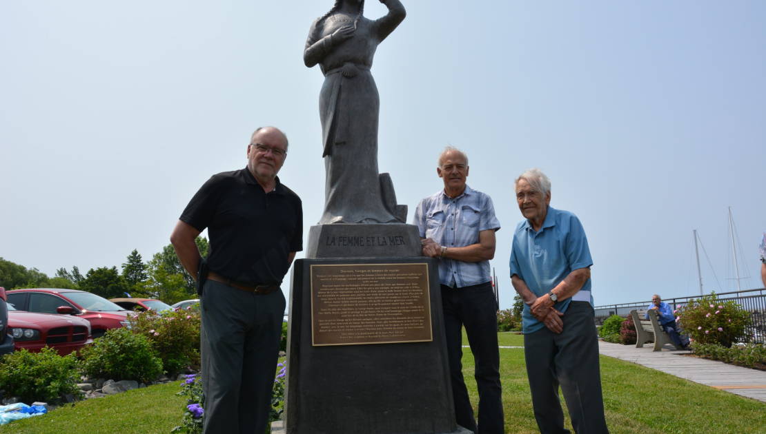 La statue offerte en compagnie du maire, M. Caron, de M. Roy et de M. St-Pierre.