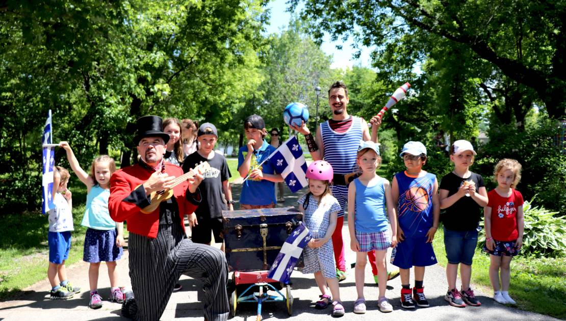 Les enfants présents au parc Saint-Nicolas le 24 juin dernier ont bien rigolé en compagnie des amuseurs publics.