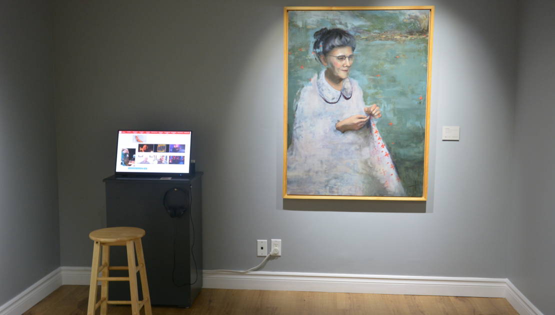 Le portrait d’Émélie Chamard qui a inspiré l’artiste pour son exposition. Des écrans diffusent des témoignages en complément aux œuvres.