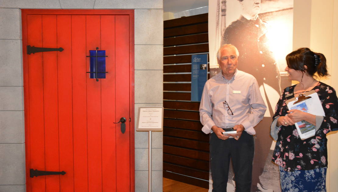 Voici la Porte virtuelle de l’histoire. À droite, on aperçoit, le conservateur Alain Frank et la directrice générale du musée, Marie-Claude Gamache.