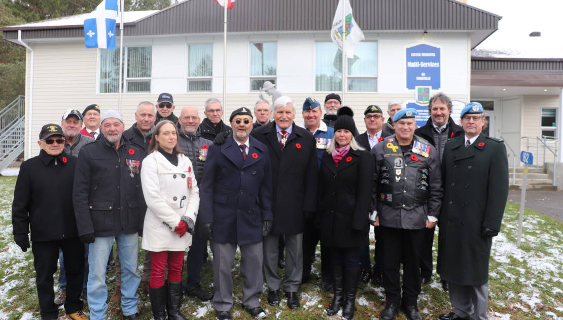 Le lieutenant-général Roméo Dallaire entouré de tous les vétérans présents pour la cérémonie et du député Mathieu Rivest.