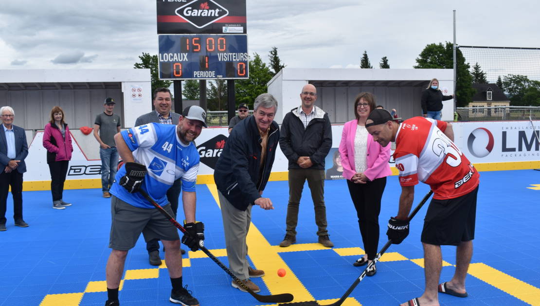 Deux joueurs de dek hockey ont fait la mise au jeu officielle en compagnie du maire de Saint-François, M. Frédéric Jean, du président-directeur général de Garant, M. Jean Gaudreault, du citoyen qui a initié le projet, M. Jonathan Gendron et de la députée de Côte-du-Sud, Mme Marie-Eve Proulx.