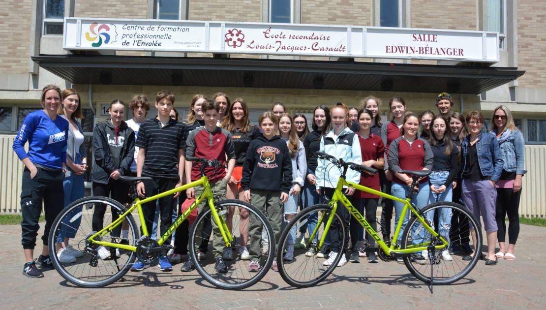 Les élèves avants la semaine du défi accompagnés des vélos prêtés psr Tibo Bicik qui servent aux accompagnateurs.