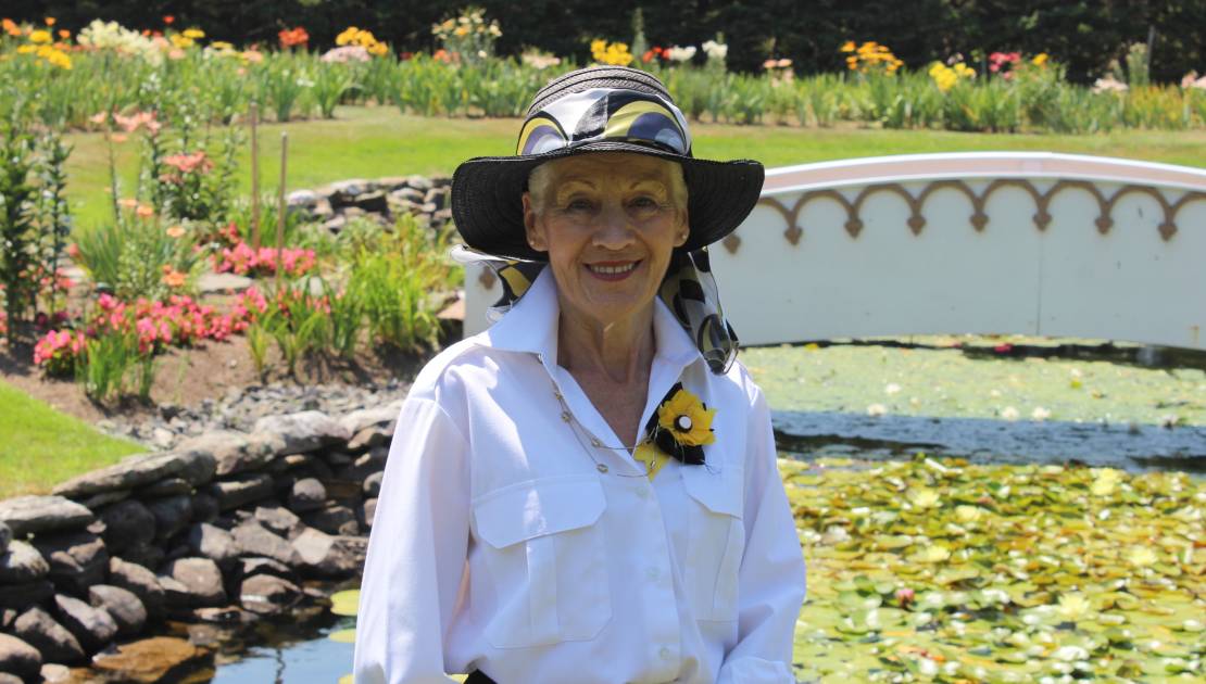 Gisèle Lebrun dans son jardin.