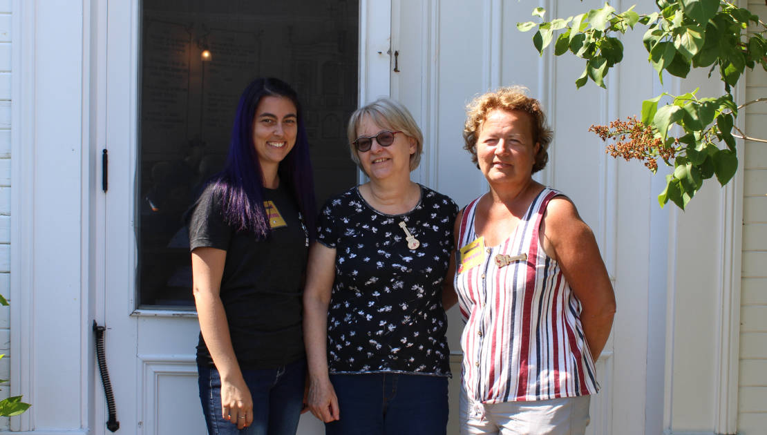 De gauche à droite: Sylvie Deschênes, Odette Lucier, membre du conseil d'administration, et Chantal Castonguay, présidente de la CACLI.