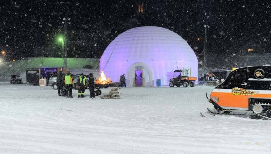 L’igloo gonflable géant accueille les spectacles et activités. Le soir, il s’illumine de plusieurs couleurs.