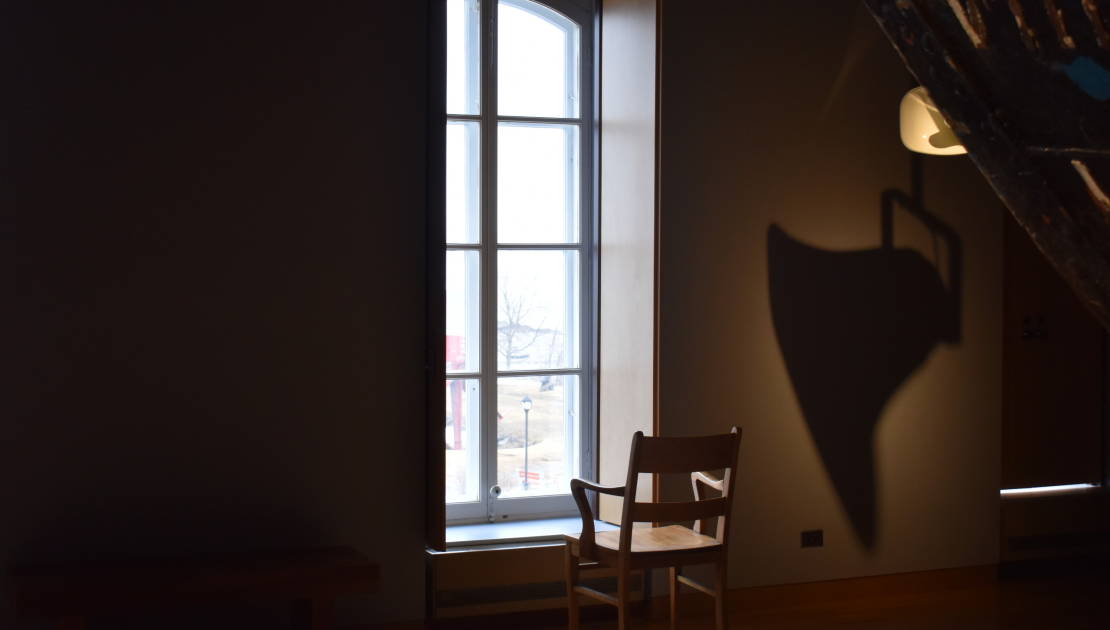 Des chaises placées devant les fenêtres permettent de regarder le bateau pendant l’écoute de l’œuvre.