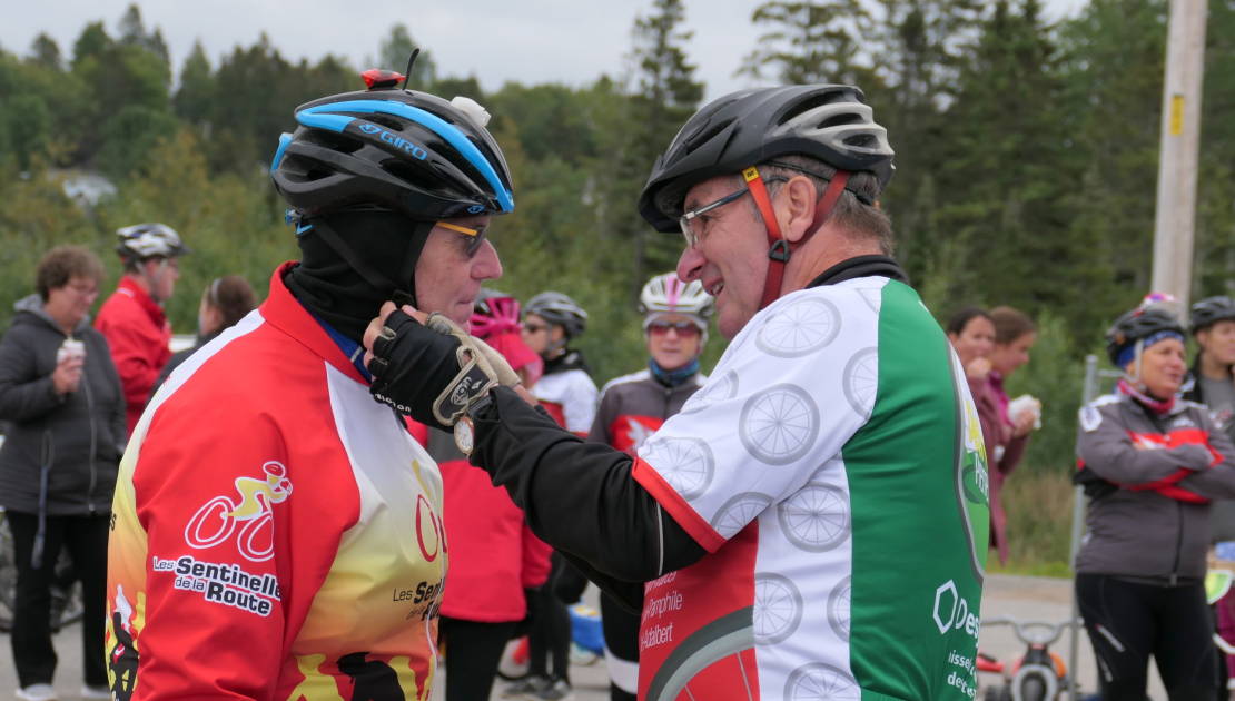 Expert en vélo, Pierre Daigle (à droite) s’amusait à ajuster le casque de quelques participants (photo: Jocelyne Morin).